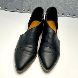 Women’s size 6 Universal Thread black boots.
